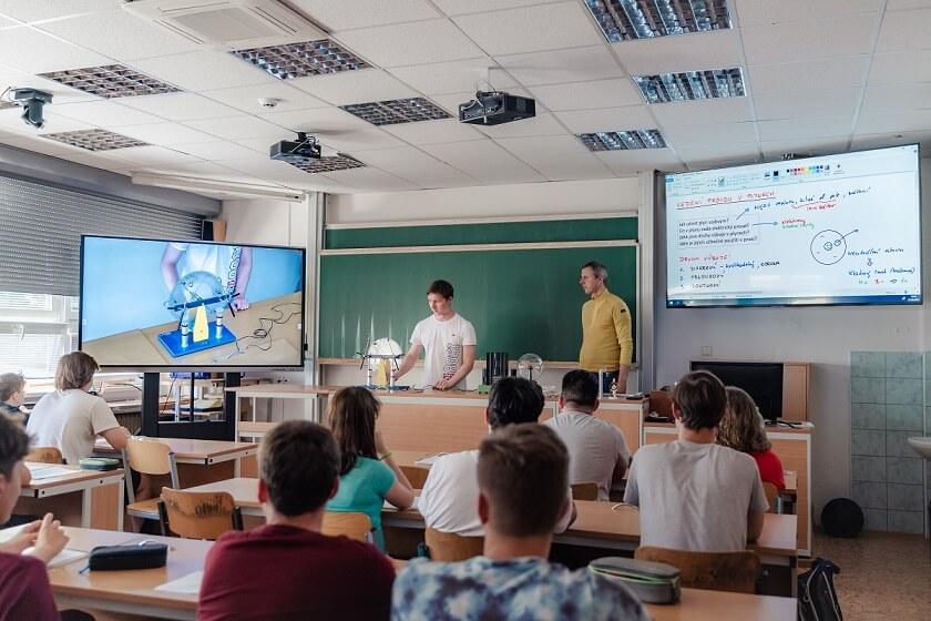 Každý šestý středoškolák studuje soukromou školu. Zájem o absolventy IT oborů je enormní