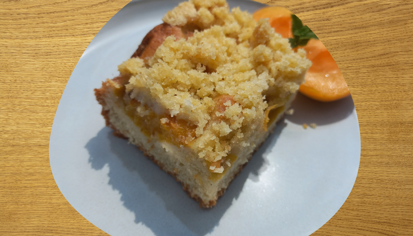 Kynutý meruňkový koláč s drobenkou