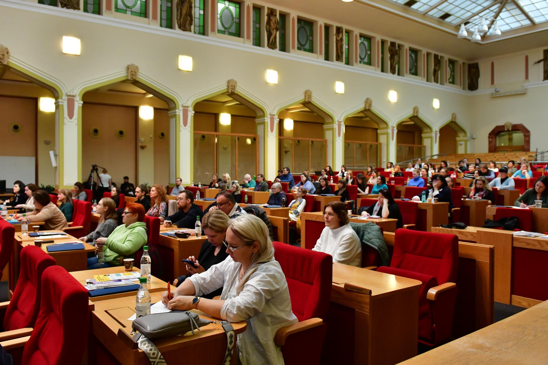 Praha uspořádala seminář zaměřený na poskytování krizové pomoci, který ukázal šíři potřeb v oblasti psychosociální podpory dětí a mladistvých