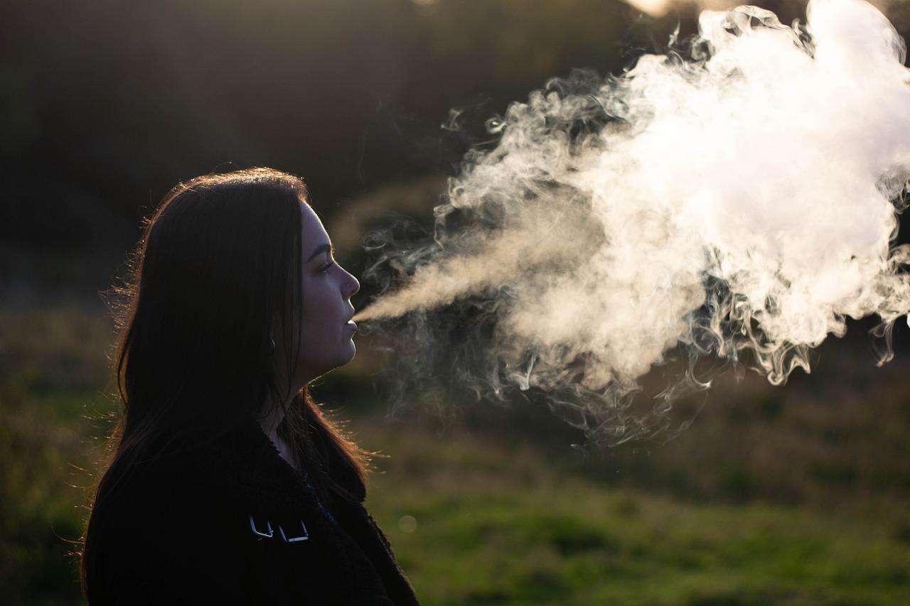 Přibývá mladých kuřáků elektronických cigaret, polovina Čechů mezi 15-24 lety užívá nikotin