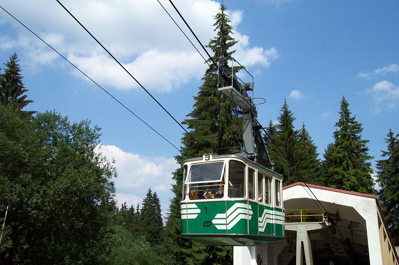 Za výhledy i zábavou. Jak? Lanovkou