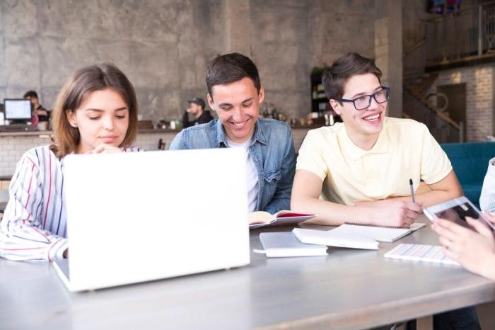 Střední školy dneška: AI ve výuce pokulhává, studenti předčí své učitele